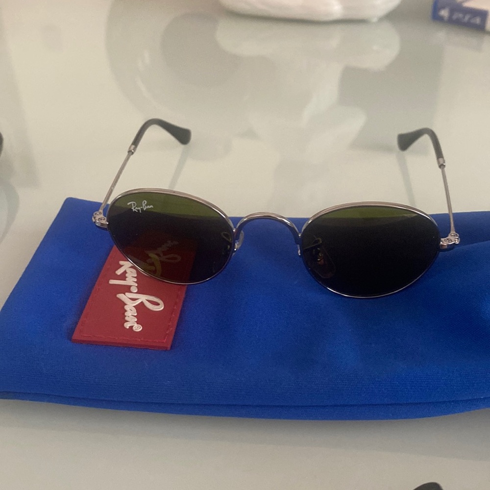 Great condition rayban rounds for kids.  A few scratches but very minimal